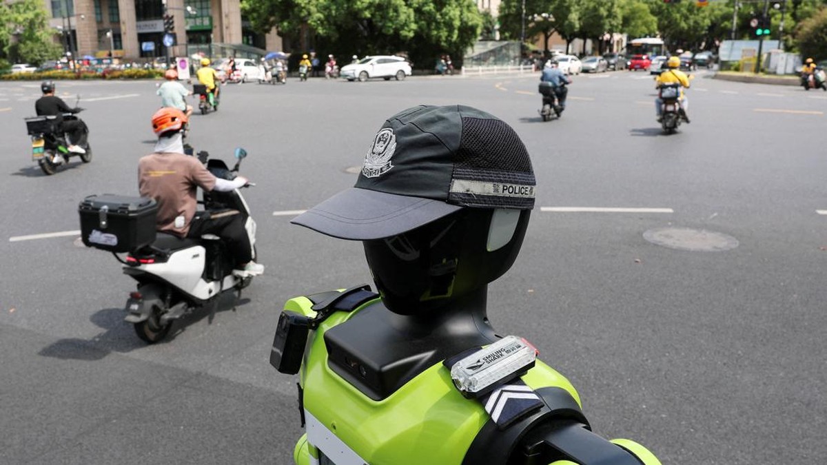 Bukan RoboCop, Robot 1,88 Meter Kini Atur Lalu Lintas di China