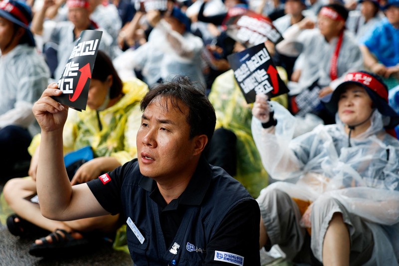 Anggota Serikat Pekerja Logam Korea meneriakkan slogan dan mengangkat kepalan tangan dalam unjuk rasa di luar kantor pusat Hyundai Motor Company saat serikat pekerja perusahaan otomotif tersebut menggelar pemogokan kerja total pertama dalam satu dekade, di Seoul, Korea Selatan, pada 21 Agustus 2026. (REUTERS/Kim Soo-hyeon)