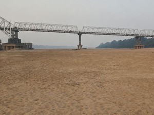 Sungai Barito Mengering, Bawah Jembatan Kalahien Bak Gurun Pasir