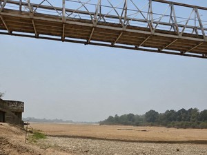 Sungai Barito Kering Bak Gurun Pasir, Transportasi Sungai Hampir Lumpuh