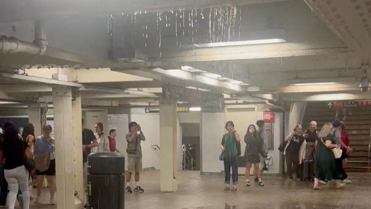 New York Lumpuh, Banjir Bandang-Stasiun Bawah Tanah Bocor