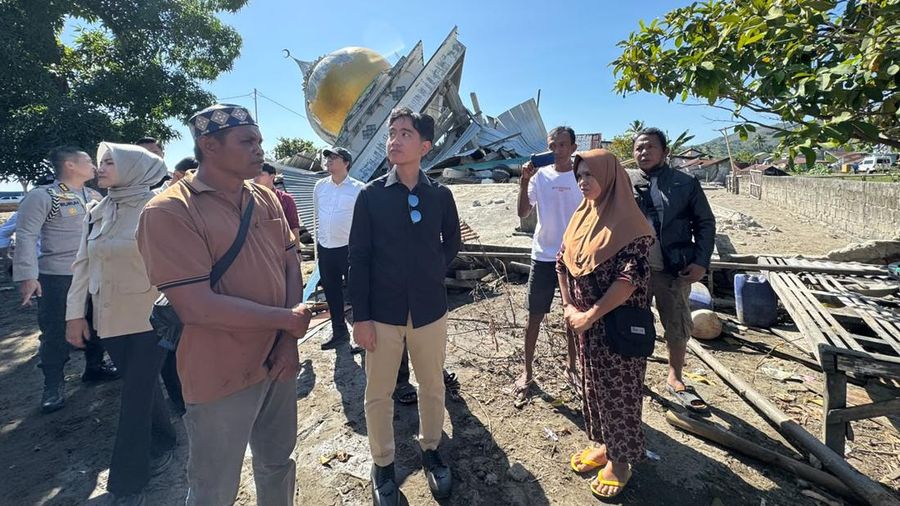 Wakil Presiden (Wapres) Gibran Rakabuming Raka meninjau masjid yang runtuh akibat gempa bumi  yang mengguncang Kampung Waso, Manggarai Timur, NTT. (Dok. Sekretariat Wakil Presiden RI)