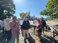 Wakil Presiden (Wapres) Gibran Rakabuming Raka meninjau masjid yang runtuh akibat gempa bumi  yang mengguncang Kampung Waso, Manggarai Timur, NTT. (Dok. Sekretariat Wakil Presiden RI)