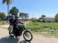 Wakil Presiden (Wapres) Gibran Rakabuming menempuh perjalanan dengan sepeda motor untuk menjangkau Kampung Waso, Desa Satar Kampas, Kecamatan Lamba Leda Utara, Kabupaten Manggarai Timur, Jumat (21/08/2026). ( Setwapres RI)