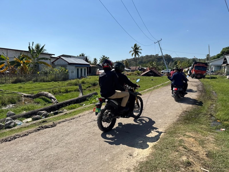 Wakil Presiden (Wapres) Gibran Rakabuming menempuh perjalanan dengan sepeda motor untuk menjangkau Kampung Waso, Desa Satar Kampas, Kecamatan Lamba Leda Utara, Kabupaten Manggarai Timur, Jumat (21/08/2026). ( Setwapres RI)