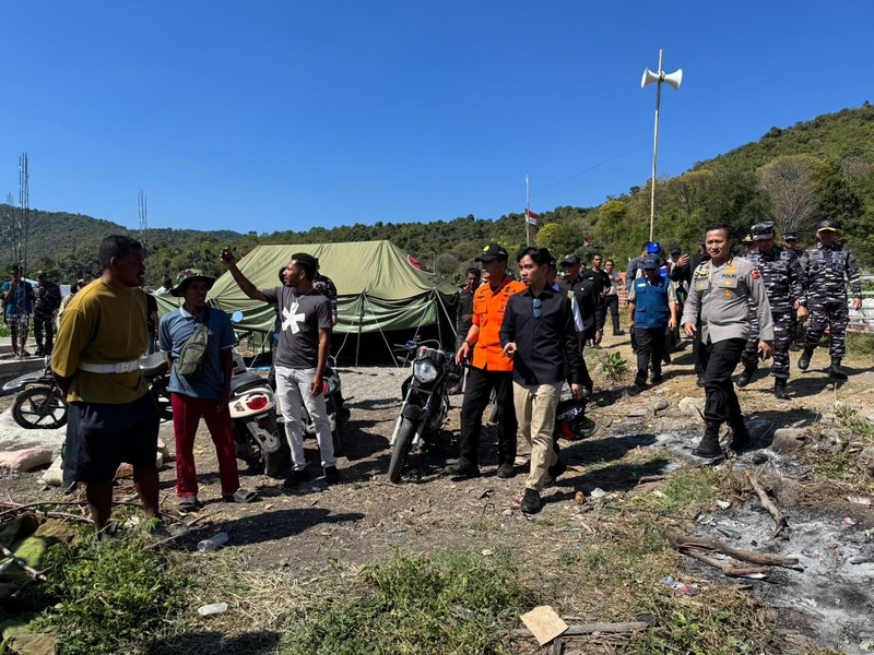 Wakil Presiden (Wapres) Gibran Rakabuming menempuh perjalanan dengan sepeda motor untuk menjangkau Kampung Waso, Desa Satar Kampas, Kecamatan Lamba Leda Utara, Kabupaten Manggarai Timur, Jumat (21/08/2026). ( Setwapres RI)