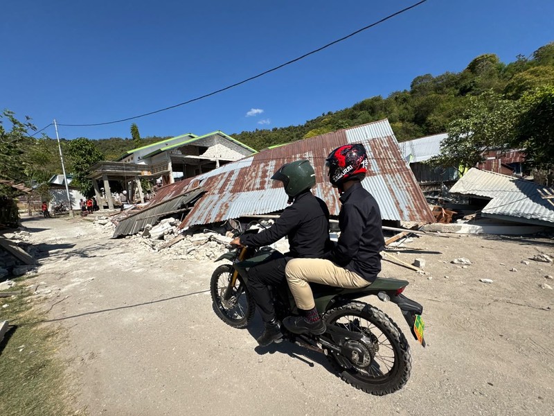 Wakil Presiden (Wapres) Gibran Rakabuming menempuh perjalanan dengan sepeda motor untuk menjangkau Kampung Waso, Desa Satar Kampas, Kecamatan Lamba Leda Utara, Kabupaten Manggarai Timur, Jumat (21/08/2026). ( Setwapres RI)