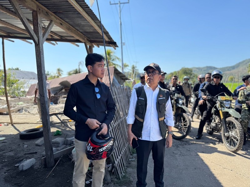 Wakil Presiden (Wapres) Gibran Rakabuming menempuh perjalanan dengan sepeda motor untuk menjangkau Kampung Waso, Desa Satar Kampas, Kecamatan Lamba Leda Utara, Kabupaten Manggarai Timur, Jumat (21/08/2026). ( Setwapres RI)