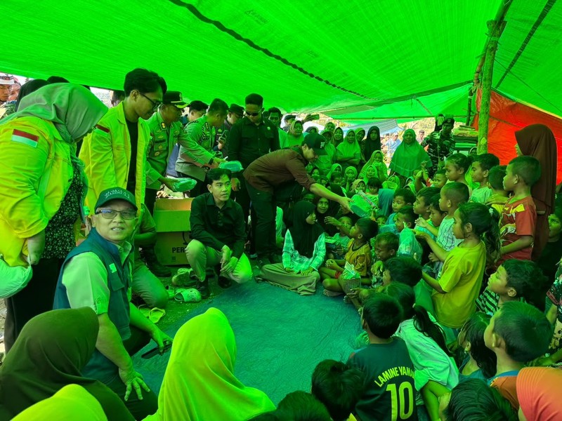 Wakil Presiden (Wapres) Gibran Rakabuming menempuh perjalanan dengan sepeda motor untuk menjangkau Kampung Waso, Desa Satar Kampas, Kecamatan Lamba Leda Utara, Kabupaten Manggarai Timur, Jumat (21/08/2026). ( Setwapres RI)