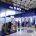 Warga beraktivitas di Anjungan Tunai Mandiri (ATM) Center pada salah satu Pusat Perbelanjaan di Jakarta, Jumat (21/8/2026). (CNBC Indonesia/Faisal Rahman)