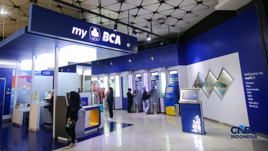 Warga beraktivitas di Anjungan Tunai Mandiri (ATM) Center pada salah satu Pusat Perbelanjaan di Jakarta, Jumat (21/8/2026). (CNBC Indonesia/Faisal Rahman)