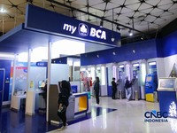 Warga beraktivitas di Anjungan Tunai Mandiri (ATM) Center pada salah satu Pusat Perbelanjaan di Jakarta, Jumat (21/8/2026). (CNBC Indonesia/Faisal Rahman)