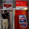 Warga beraktivitas di Anjungan Tunai Mandiri (ATM) Center pada salah satu Pusat Perbelanjaan di Jakarta, Jumat (21/8/2026). (CNBC Indonesia/Faisal Rahman)