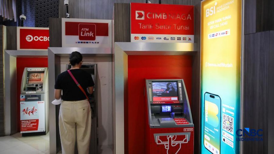 Warga beraktivitas di Anjungan Tunai Mandiri (ATM) Center pada salah satu Pusat Perbelanjaan di Jakarta, Jumat (21/8/2026). (CNBC Indonesia/Faisal Rahman)