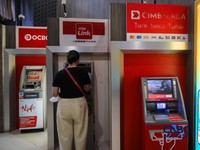 Warga beraktivitas di Anjungan Tunai Mandiri (ATM) Center pada salah satu Pusat Perbelanjaan di Jakarta, Jumat (21/8/2026). (CNBC Indonesia/Faisal Rahman)
