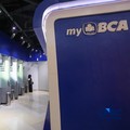 Warga beraktivitas di Anjungan Tunai Mandiri (ATM) Center pada salah satu Pusat Perbelanjaan di Jakarta, Jumat (21/8/2026). (CNBC Indonesia/Faisal Rahman)