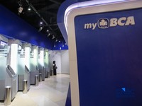Warga beraktivitas di Anjungan Tunai Mandiri (ATM) Center pada salah satu Pusat Perbelanjaan di Jakarta, Jumat (21/8/2026). (CNBC Indonesia/Faisal Rahman)