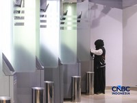 Warga beraktivitas di Anjungan Tunai Mandiri (ATM) Center pada salah satu Pusat Perbelanjaan di Jakarta, Jumat (21/8/2026). (CNBC Indonesia/Faisal Rahman)