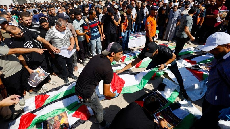 Warga Palestina menghadiri pemakaman 50 orang dari tiga keluarga yang tewas selama perang dan jenazahnya baru-baru ini dievakuasi dari bawah reruntuhan, di Kota Gaza, 20 Agustus 2026.