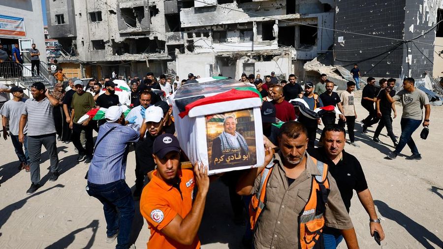 Warga Palestina menghadiri pemakaman 50 orang dari tiga keluarga yang tewas selama perang dan jenazahnya baru-baru ini dievakuasi dari bawah reruntuhan, di Kota Gaza, 20 Agustus 2026.