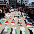 Warga Palestina menghadiri pemakaman 50 orang dari tiga keluarga yang tewas selama perang dan jenazahnya baru-baru ini dievakuasi dari bawah reruntuhan, di Kota Gaza, 20 Agustus 2026. (REUTERS/Mahmoud Issa)