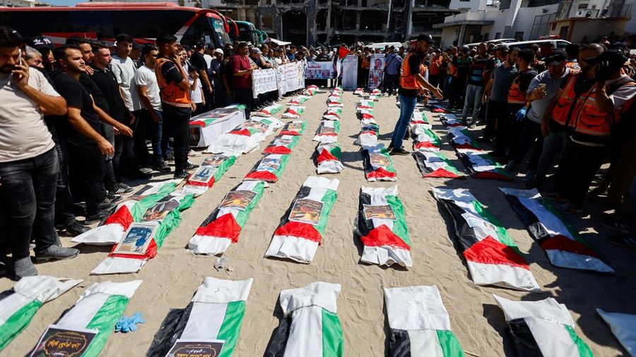 Warga Palestina menghadiri pemakaman 50 orang dari tiga keluarga yang tewas selama perang dan jenazahnya baru-baru ini dievakuasi dari bawah reruntuhan, di Kota Gaza, 20 Agustus 2026.