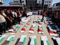 Warga Palestina menghadiri pemakaman 50 orang dari tiga keluarga yang tewas selama perang dan jenazahnya baru-baru ini dievakuasi dari bawah reruntuhan, di Kota Gaza, 20 Agustus 2026. (REUTERS/Mahmoud Issa)