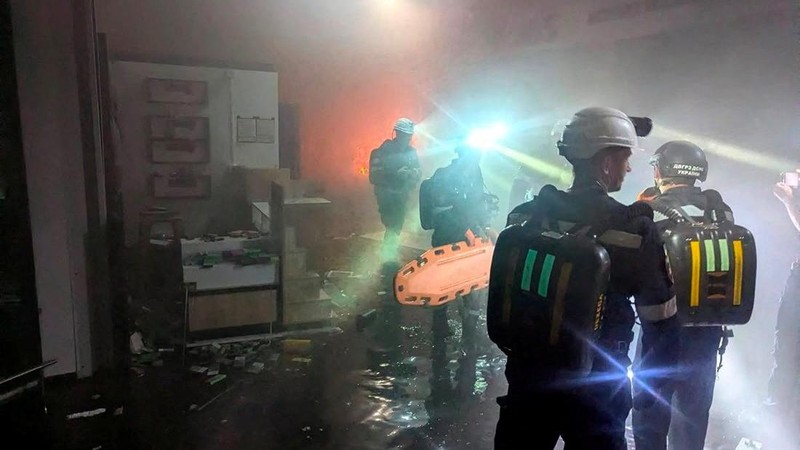 Dampak serangan pesawat nirawak Rusia di lokasi pusat perbelanjaan yang dihantam serangan pesawat nirawak Rusia di Kryvyi Rih, di tengah serangan Rusia terhadap Ukraina, di wilayah Dnipropetrovsk, Ukraina, pada 21 Agustus 2026. (Handout/REUTERS)