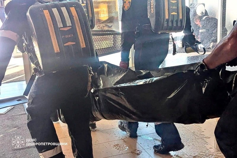 Petugas pemadam kebakaran bekerja di lokasi pusat perbelanjaan yang dihantam serangan pesawat nirawak Rusia di Kryvyi Rih, di tengah serangan Rusia terhadap Ukraina, di wilayah Dnipropetrovsk, Ukraina, pada 21 Agustus 2026. (Telegram/Handout via REUTERS)