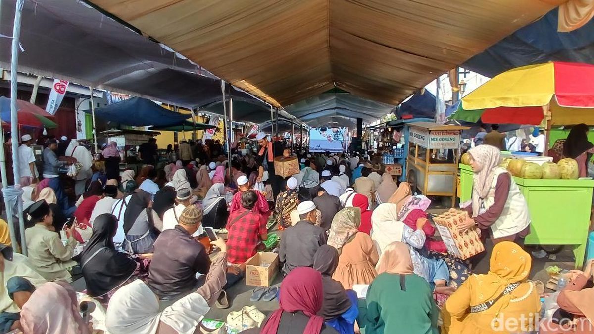 45 KH Abdul Hamid Pasuruan Banjir Jemaah, Jalan hingga Gang Penuh