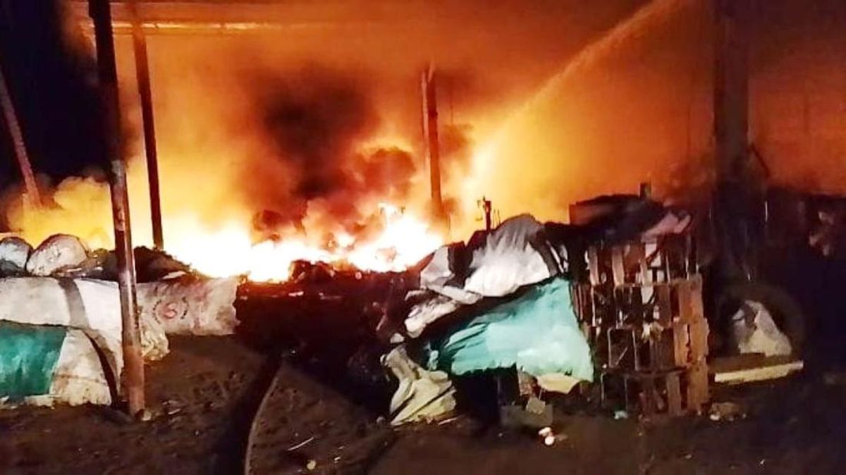 Gudang Barang Bekas di Banjarsari Ciamis Hangus Terbakar
