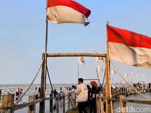 Pantai Kejawanan, Wisata Murah Meriah di Pesisir Cirebon