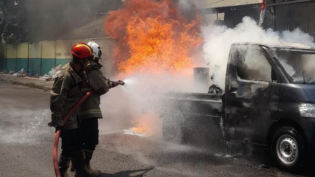 Pikap Angkut Motor Hangus Terbakar di Jalan Kokrosono Semarang