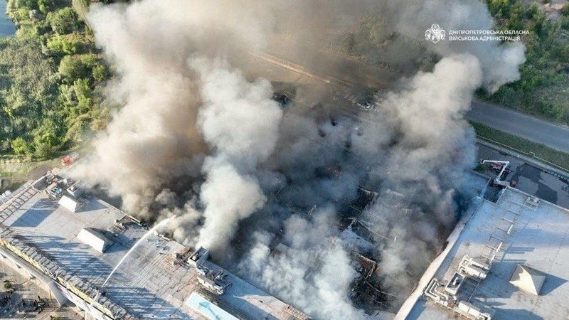 Petugas pemadam kebakaran bekerja di lokasi pusat perbelanjaan yang dihantam serangan pesawat nirawak Rusia di Kryvyi Rih, di tengah serangan Rusia terhadap Ukraina, di wilayah Dnipropetrovsk, Ukraina, pada 21 Agustus 2026. (Telegram/Handout via REUTERS)