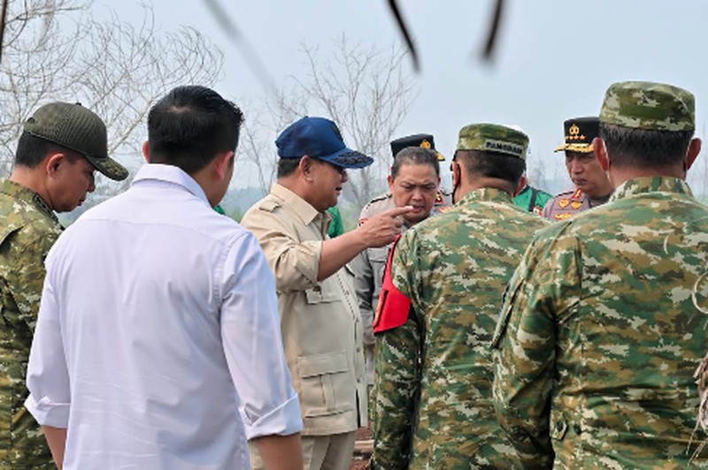 Presiden Prabowo Subianto tinjau lokasi kebakaran htan di Kalimantan Barat, Sabtu (22/8/2026). (Instagram/sekretariat.kabinet)