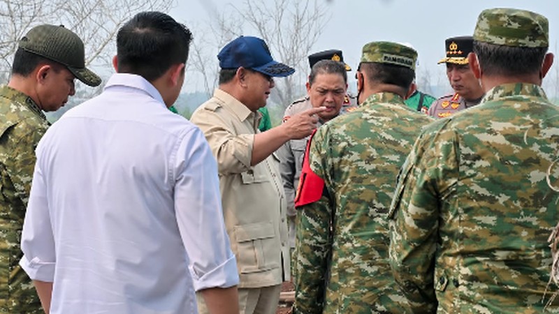 Presiden Prabowo Subianto tinjau lokasi kebakaran htan di Kalimantan Barat, Sabtu (22/8/2026). (Instagram/sekretariat.kabinet)