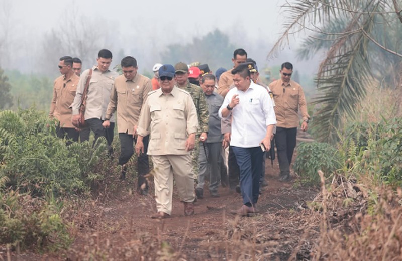 Presiden Prabowo Subianto tinjau lokasi kebakaran htan di Kalimantan Barat, Sabtu (22/8/2026). (Instagram/sekretariat.kabinet)