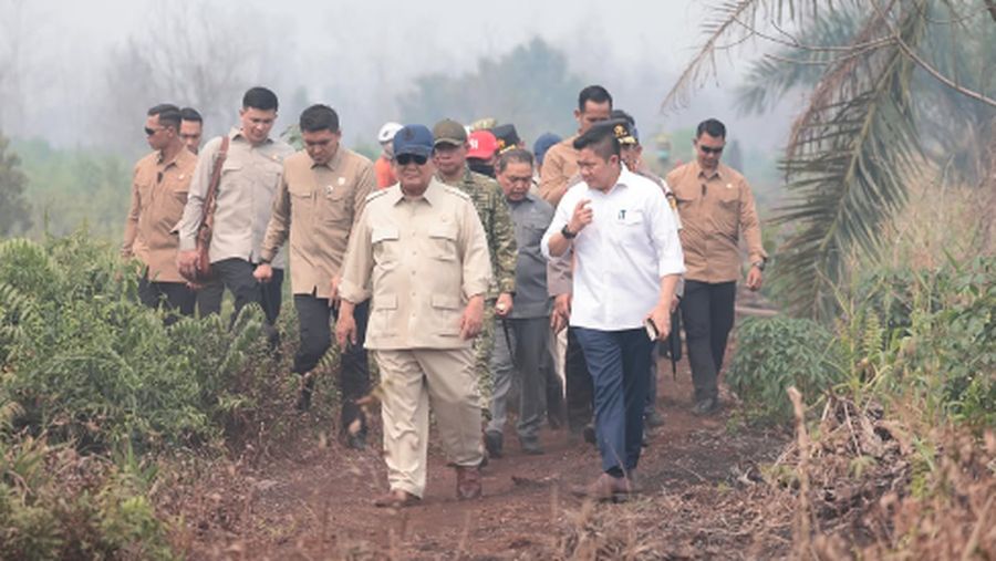 Presiden Prabowo Subianto tinjau letak kebakaran htan di Kalimantan Barat, Sabtu (22/8/2026). (Instagram/sekretariat.kabinet)