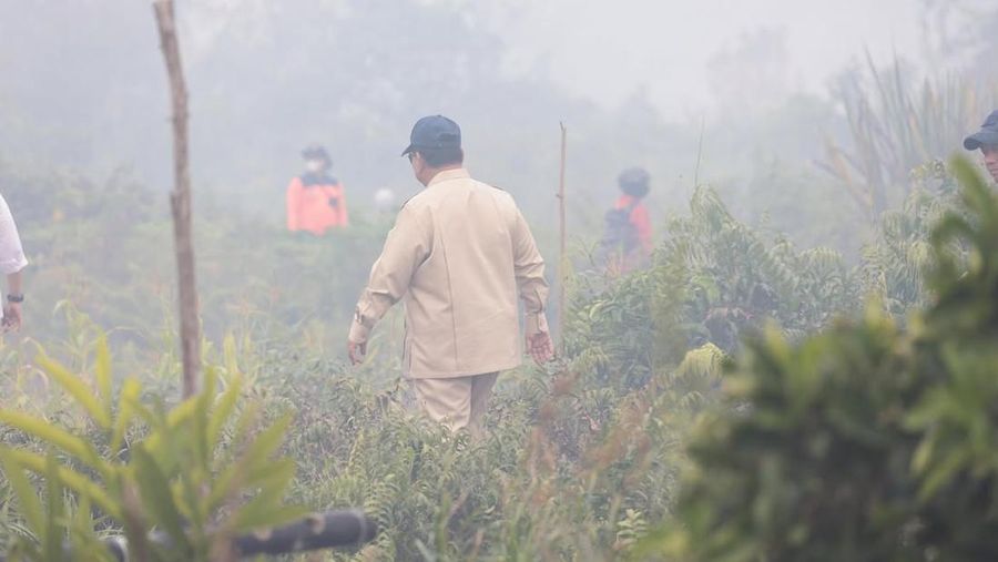 Presiden Prabowo Subianto tinjau letak kebakaran htan di Kalimantan Barat, Sabtu (22/8/2026). (Instagram/sekretariat.kabinet)