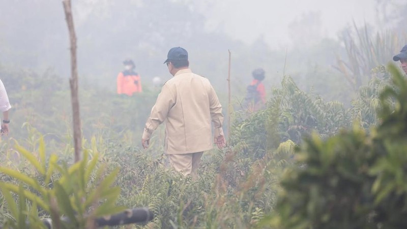 Presiden Prabowo Subianto tinjau lokasi kebakaran htan di Kalimantan Barat, Sabtu (22/8/2026). (Instagram/sekretariat.kabinet)