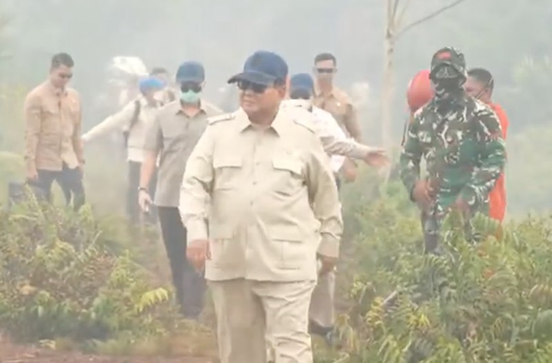 Presiden Prabowo Subianto tinjau lokasi kebakaran htan di Kalimantan Barat, Sabtu (22/8/2026). (Instagram/sekretariat.kabinet)