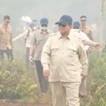Presiden Prabowo Subianto tinjau lokasi kebakaran htan di Kalimantan Barat, Sabtu (22/8/2026). (YouTube/Sekretariat Presiden)