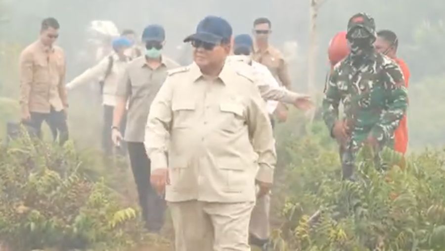 Presiden Prabowo Subianto tinjau lokasi kebakaran htan di Kalimantan Barat, Sabtu (22/8/2026). (YouTube/Sekretariat Presiden)