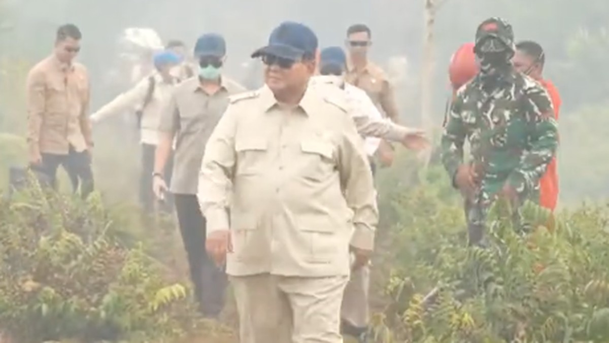 Momen Prabowo Pimpin Rapat Kebakaran Hutan di Kalimantan