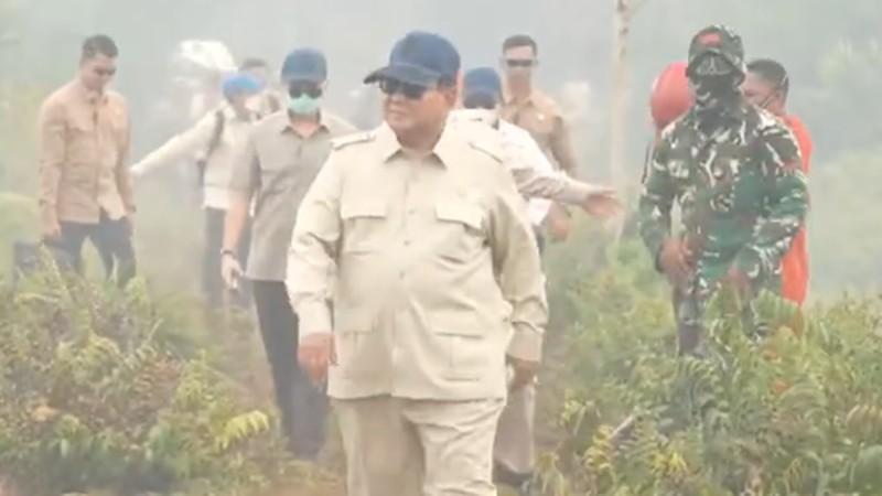 Presiden Prabowo Subianto tinjau lokasi kebakaran htan di Kalimantan Barat, Sabtu (22/8/2026). (YouTube/Sekretariat Presiden)