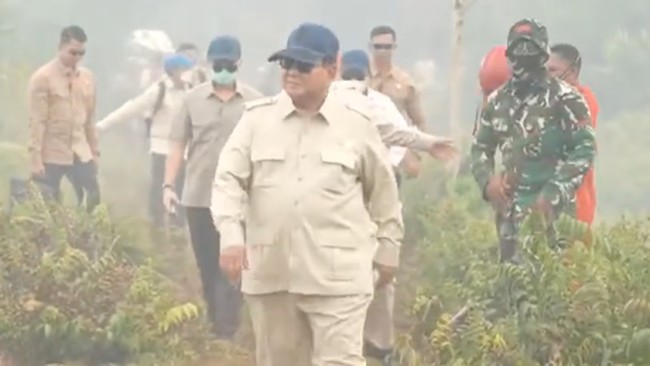 Momen Prabowo Pimpin Rapat Kebakaran Hutan di Kalimantan