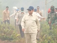 Tanpa Masker, Prabowo Tinjau Kebakaran Hutan Kalimantan