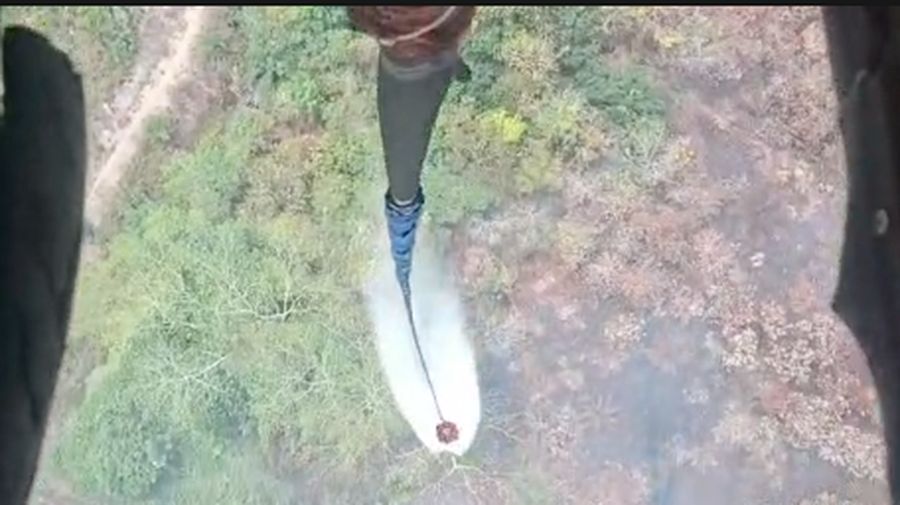 Upaya pemadaman karhula dengan helikopter water bombing di Kabupaten Sambas, Kalimantan Barat, Jumat (21/8). (Dok. BNPB)