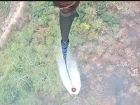 Upaya pemadaman karhula dengan helikopter water bombing di Kabupaten Sambas, Kalimantan Barat, Jumat (21/8). (Dok. BNPB)
