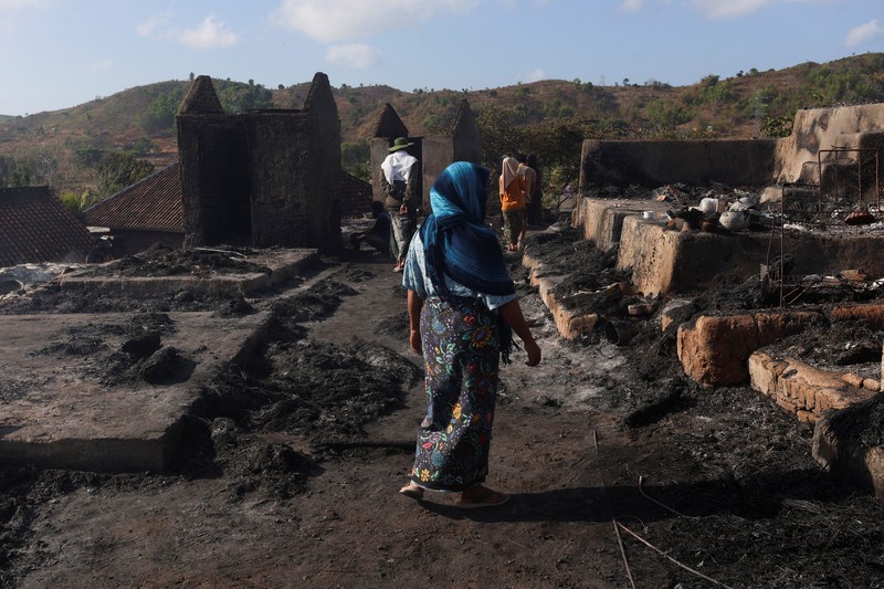 Dampak kebakaran di Sade, sebuah desa tradisional Sasak yang dilanda kebakaran pada malam hari di Lombok, Provinsi Nusa Tenggara Barat (NTB), Minggu (23/8/2026). (REUTERS/Stringer)